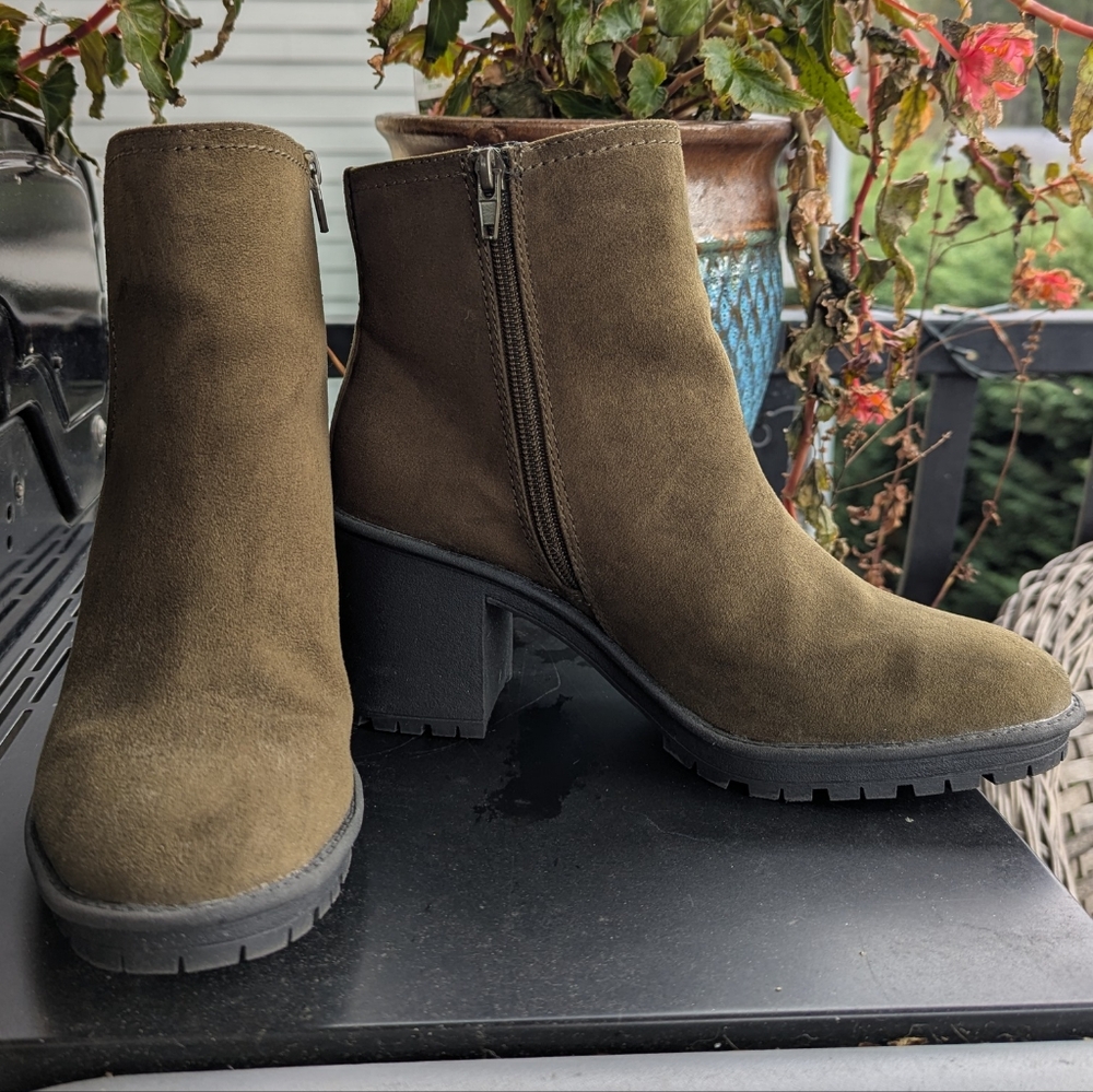 Chelsea Boots - Picture 8 of 8